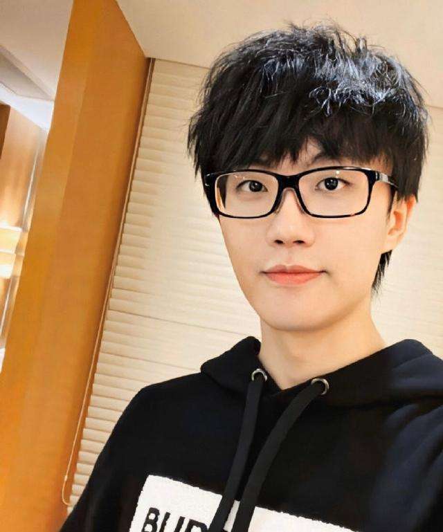 『许嵩』520单曲《温泉》甜蜜上线,许嵩新歌来袭,多年前,听许嵩是一种潮流;多年后,听许嵩是一种习惯。