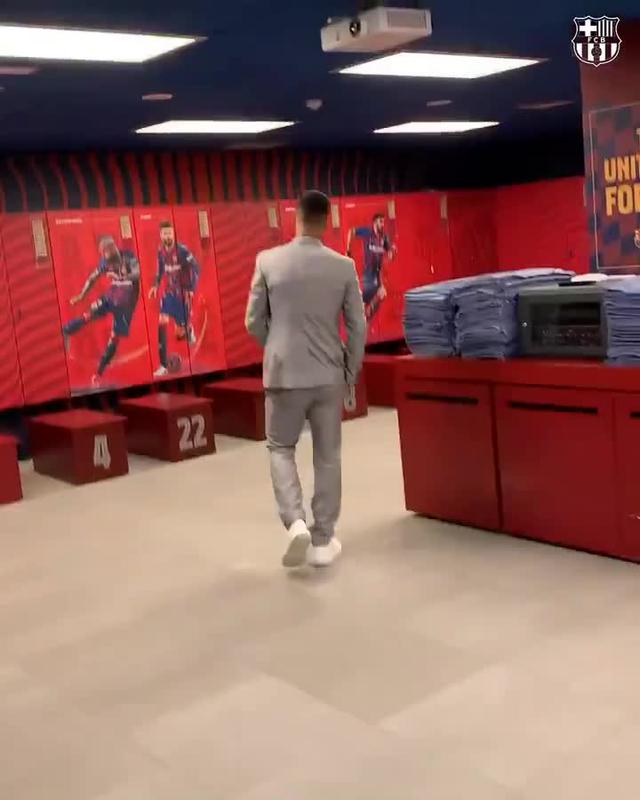 俄罗斯|恋恋不舍！苏亚雷斯告别巴萨，与自己的更衣柜合影