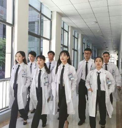 临床医学专业：大学最“烧钱”的3个专业，普通家庭学生要尽量避开，经济压力很大