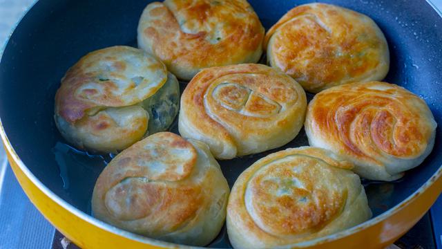 #面食#面食最美味的做法,开水一烫,一卷一抻,个个酥脆又多层,太香了