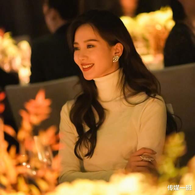 王一博|盛典合影有玄机：杨幂靠边不敌宋茜，王一博陈伟霆位置前进，刘雯长腿抢镜