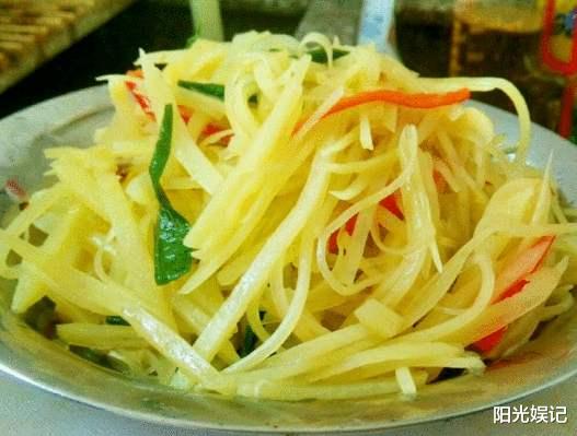 土豆丝@炒土豆丝前，用水冲洗是错的！40年大厨教你3大技巧，爽脆不粘锅