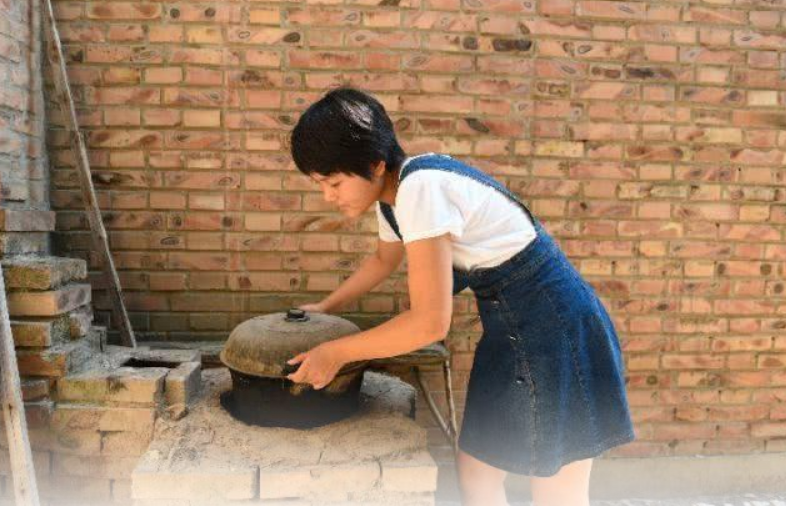 感谢贫穷|2年前写下《感谢贫穷》，高考707分成功考入北大的女孩，如今怎样