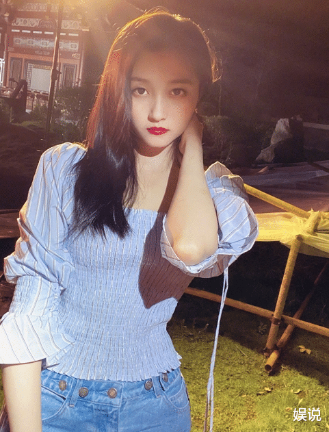 「鹿晗」关晓彤深夜晒照，回应和鹿晗分手传言，玻璃上的人影暴露真实真相