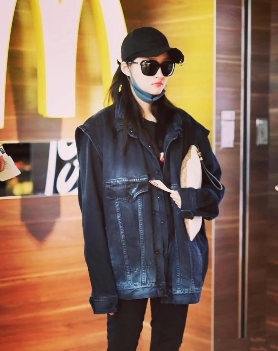 【关晓彤】关晓彤把“无痕裤”带火了！坐行李箱上凹造型，腿长1.8的视觉感