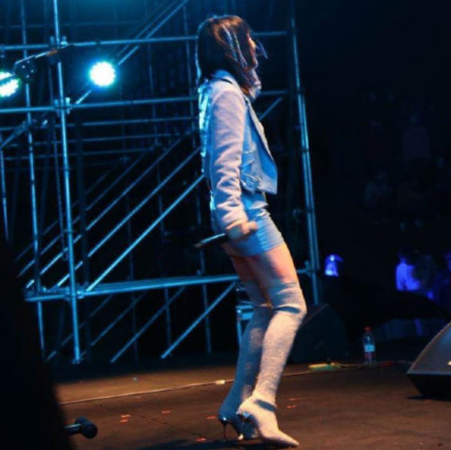 黄龄|黄龄音乐会不慎摔伤，连连道歉并坚持把歌唱完，网友心疼龄龄子