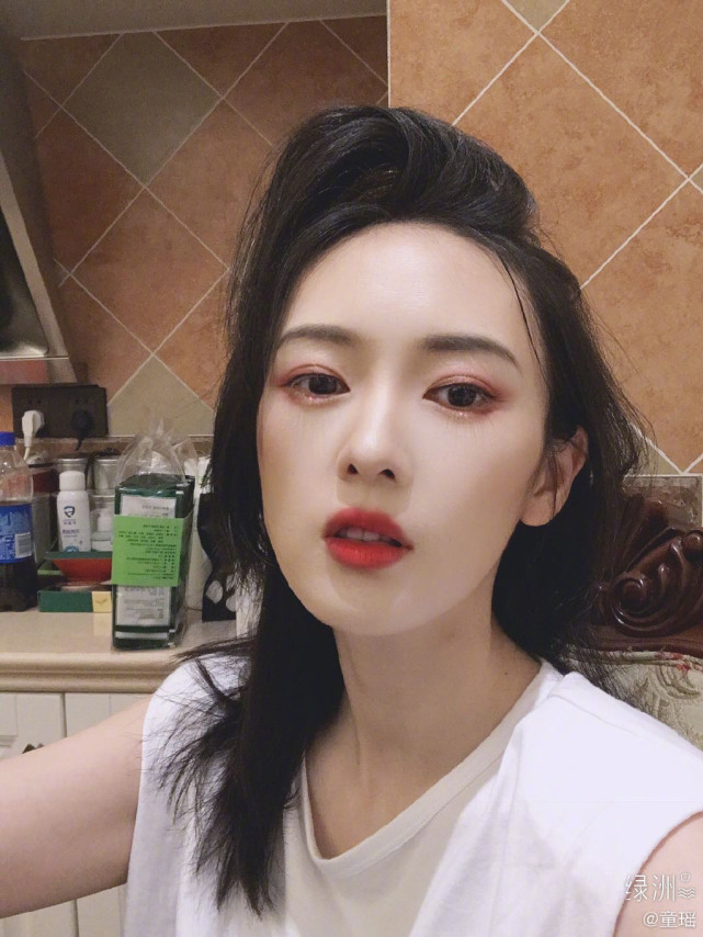 毛不易|无法无天？疑骚扰热巴的男子又围堵童瑶，嘴里喊着“抱一下”