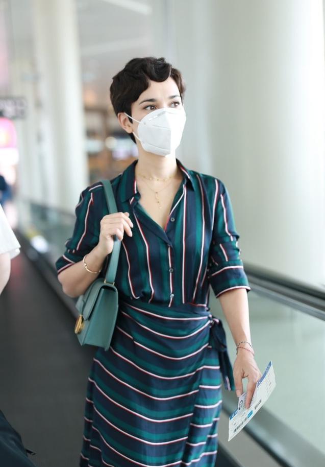 卢靖姗|卢靖姗短发精致服帖，穿裙子印条纹视觉感好，显瘦显高招人喜欢