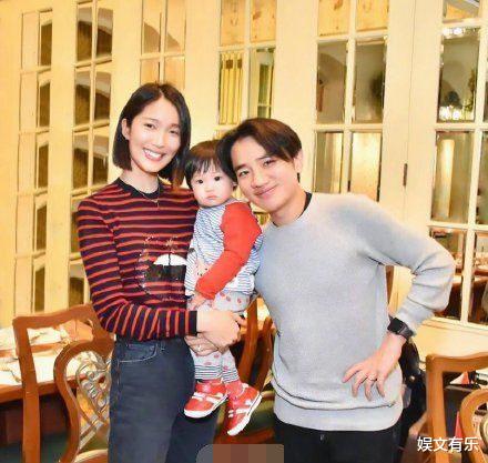 「李亚男」王祖蓝李亚男宣布怀二胎后首现身，没了滤镜和美颜：胯宽、腿短、老了太多