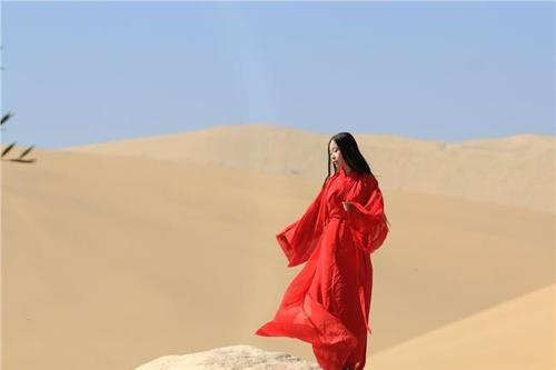 月牙泉：中国第一泉为何斥资7000万？终于被救活！外国游客：中国太有钱了！