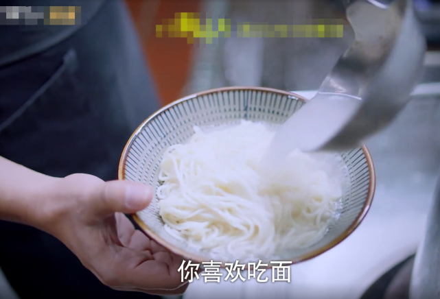 pua|《以家人之名》李尖尖家境有多好？看清李爸面馆一碗面的价格，贫穷限制想象