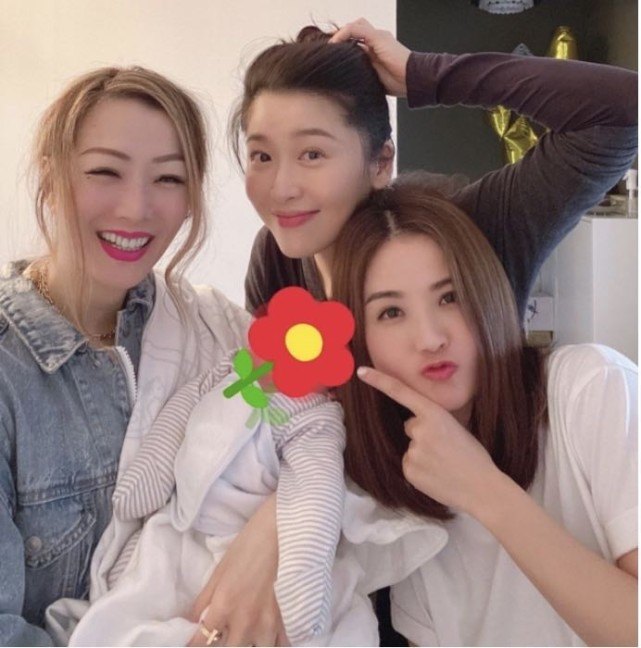 『周丽淇』41岁周励淇产后两月火速瘦身颜值回春,儿子首度露面身形较瘦小