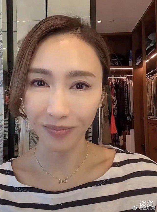 |49岁黎姿卸妆晒素颜，状态超好，身后豪宅浴室令人羡慕