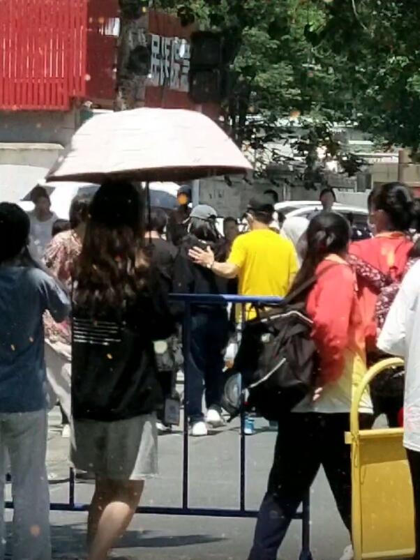 考试|网友高考偶遇张子枫,进考场前还认真复习资料,跟考生聊天超温柔