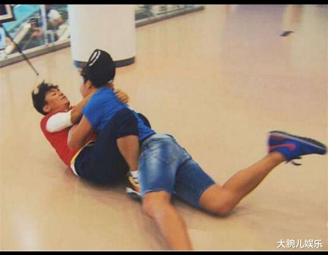 【郭麒麟】《跑男》：还没见过这么“怂”的撕名牌现场，却意外很好看