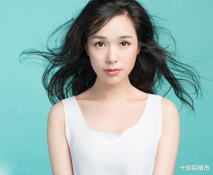 网红“气质美女”，高颜值加上飘舞的头发，难怪能火！