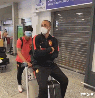 韦世豪|场上师徒场下兄弟！卡纳瓦罗坐“专车”，韦世豪变身“苦力司机”