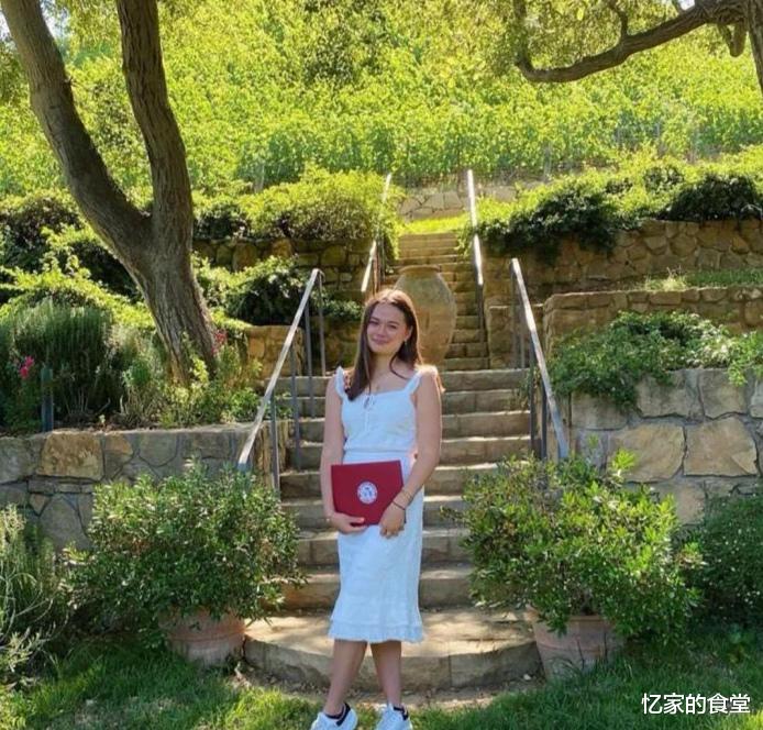 鄧文迪19歲長女畢業，在花園分享美照，膚白腿長瘦瞭10斤太驚艷-圖2