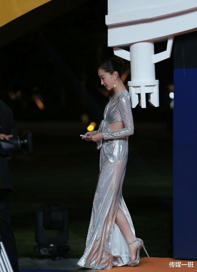 周冬雨|金鸡奖颁奖晚会搞笑瞬间，影后周冬雨自黑：我小黄鸭也变成了金鸡