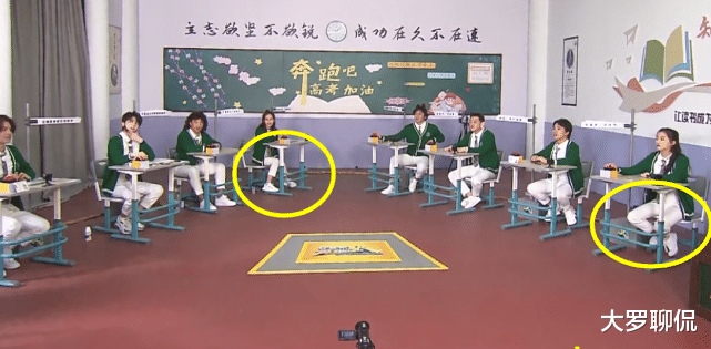 关晓彤|baby关晓彤同时扮学生，两人坐姿看出差距？结过婚就是不一样