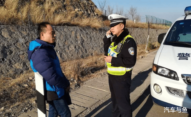 铃木|铃木车牌被白纸挡住，交警本想扣12分，知道原因后反而道歉