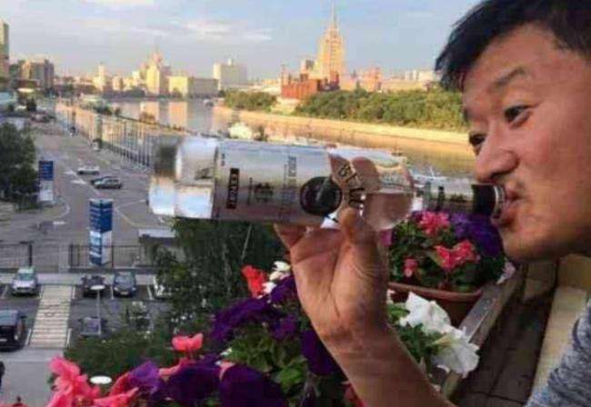 吴京|娱乐圈里的四位酒鬼，吴京27瓶啤酒算垫底，第一酒如水一样的存在！