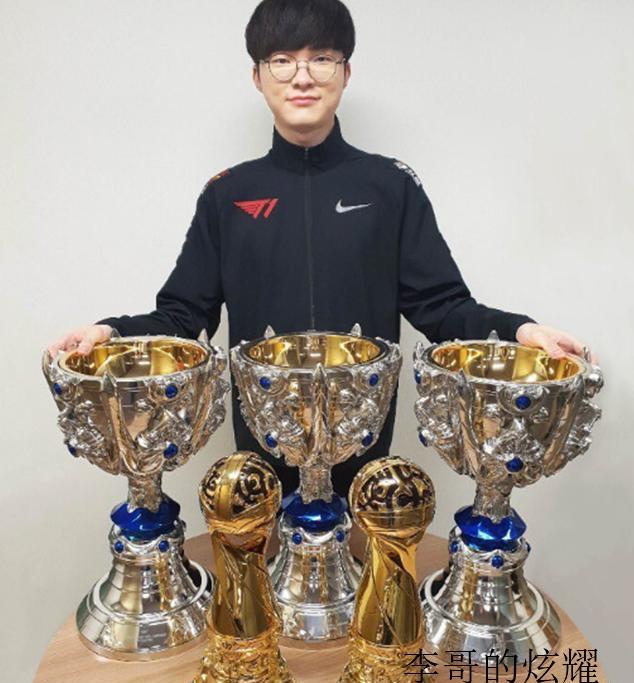 「faker」LOL：Faker终于放飞自己，基地拍照炫耀荣誉，一柜子奖杯令人眼红