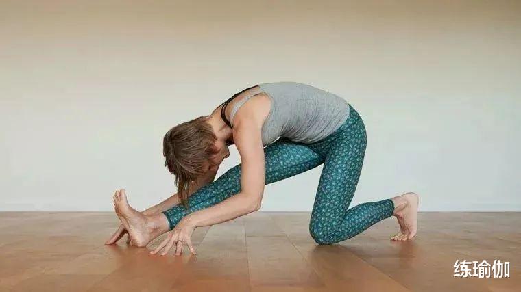 【老寒腿】腿又僵又硬真不好受啊,每晚拉拉筋,双腿变细,身体通畅