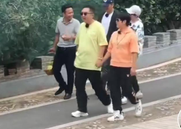 吴京|吴京于谦两家人一起摘柚子,于谦和妻子好恩爱,一直牵着手