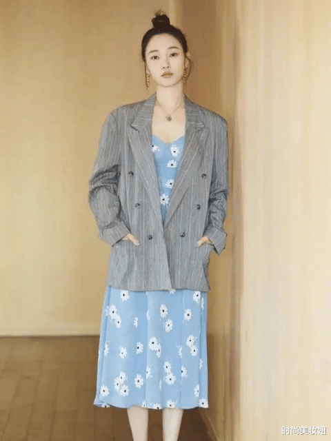 穿衣搭配：白百何终于洋气一回，牛仔短外套配喇叭裤，半扎马尾意外好看