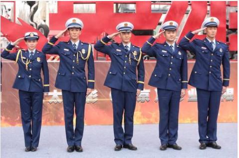 「古力娜扎」黄晓明身高1米79, 杜江身高1米80, 黄教主挺直腰杆差距依然明显