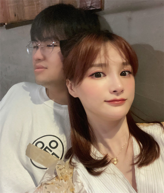 鬼屋|RNG集体玩鬼屋，姿态女友JK白丝腿坐C位！身旁狼行女友亮了