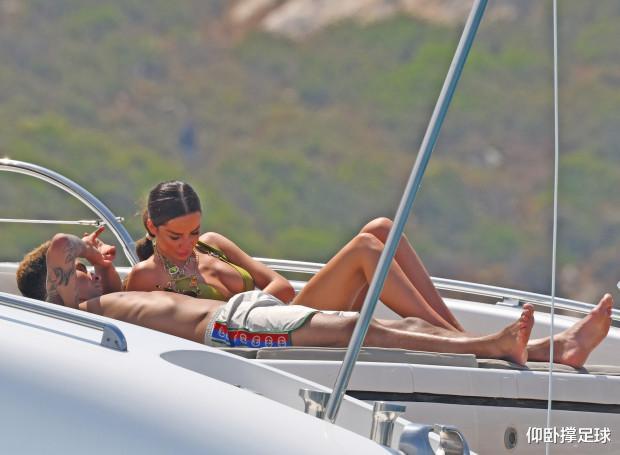 『C罗』盘点球员们奢华游艇,阿里每周赚10万镑,4万拿来租船讨女友欢心