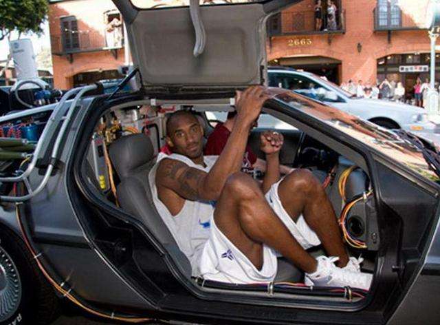 奥尼尔：NBA巨人生活有多不便？开跑车太憋屈，姚明开会自带板凳