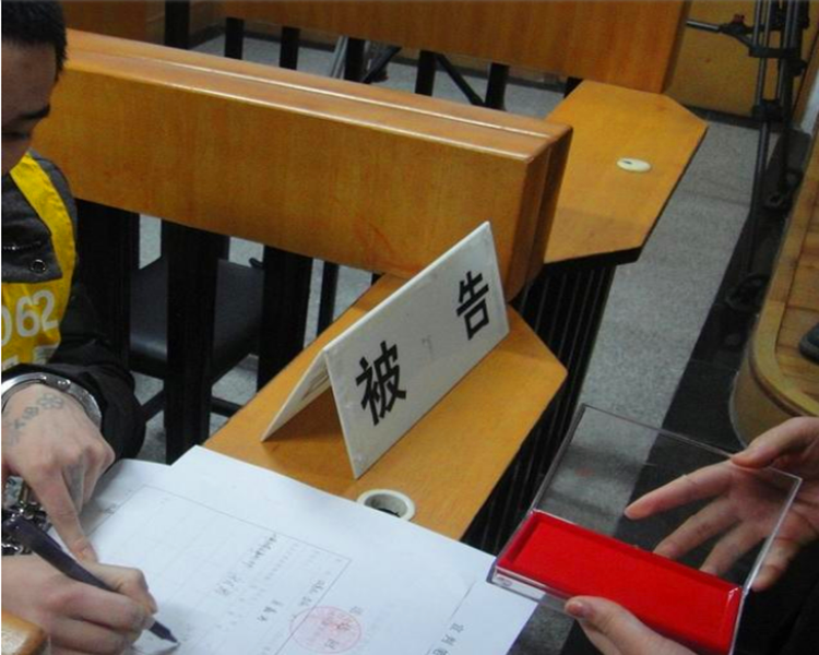 热点趣事 昆明男子怀疑妻子出轨长期家暴，持宰牛刀连捅妻子43刀致死，闺蜜劝阻被捅30余刀