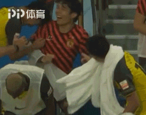 广州恒大|恒大看台欢乐多!韦世豪拿队友练“铁头功”,连郑智也看不下去了