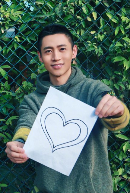 『魏晨』“快乐男声”魏晨结婚,妻子是川音大学同学,领证时间让人羡慕!