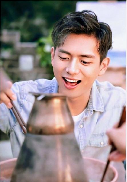 邓伦|百科明星人气榜中国内地男明星top10，你喜欢的爱豆上榜了吗？