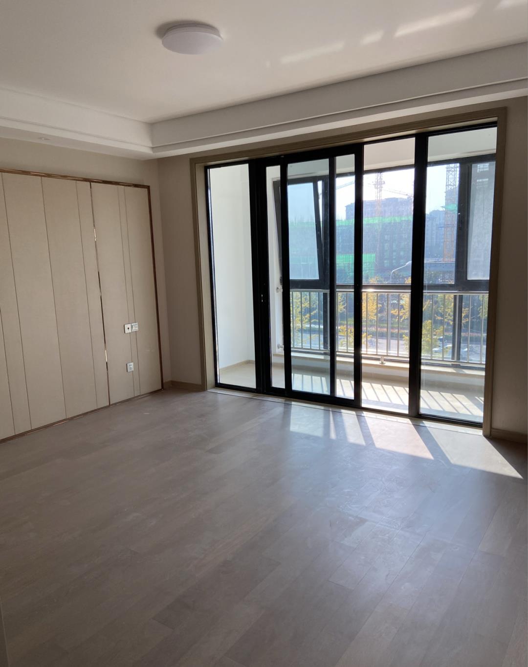 |辛苦等待两年的精装房终于交付,有吊顶,有背景墙,效果还不错!