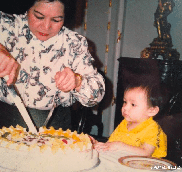 霍啟文童年乖巧，坐著慶生呂燕妮幫切蛋糕，還曾與何超雲吃晚餐-圖2