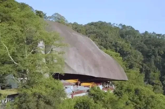 ▲中国“最累”的寺庙，被巨石压头下400多年，游客看了都赞叹