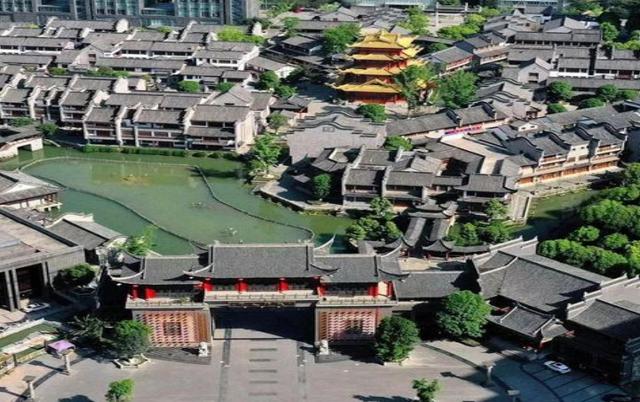 「古镇」4年投资20亿的古镇,辉煌时期3天13万游客,如今却沦为空城