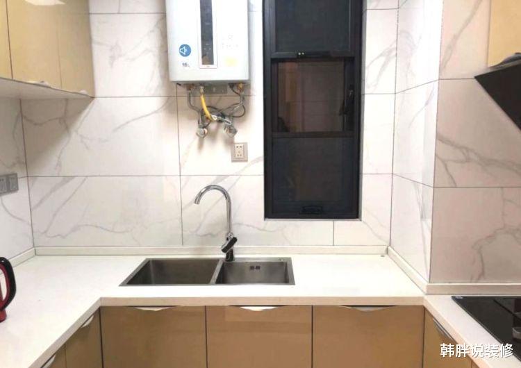 「」刚完成硬装的新房，全屋大白墙配石膏线，装修简洁却清新耐看