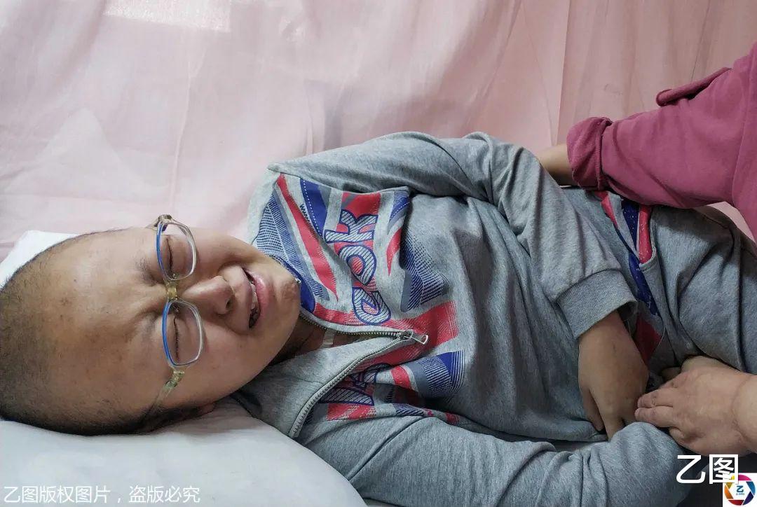 「哈尔滨」女孩要去医院化疗,临行前要和姥姥道别:我怕下次见不到姥姥了