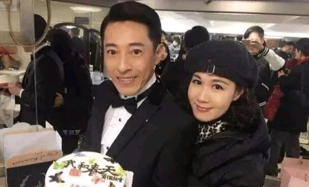 娱乐圈@夫妻俩为了不变老, 坚持25年不吃肉不生子, 今57岁老婆似20岁少女