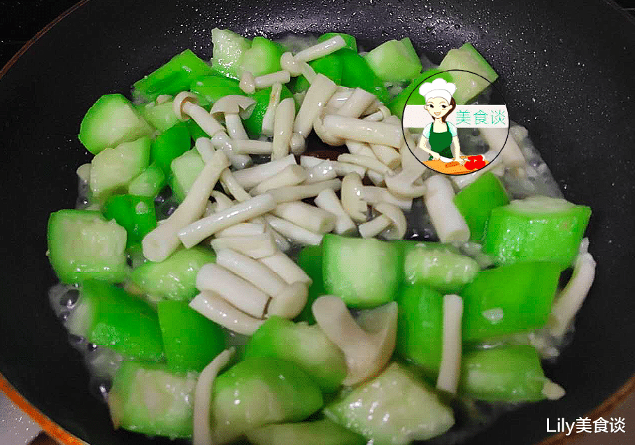 丝瓜|九月，这两样素菜一起炒，不放肉也很鲜，初秋吃它特养人，别错过