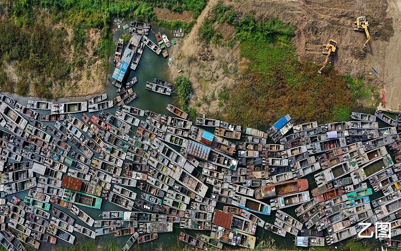 洪泽湖|实拍洪泽湖渔船坟场，数千条渔船聚集渔港密密匝匝，等待拆解
