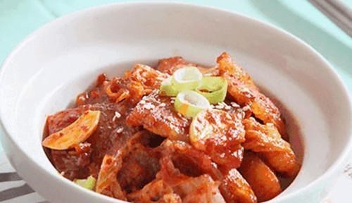 「草菇」大厨无意中透露：不管炒啥肉，牢记多放1勺它，更嫩更滑更好吃