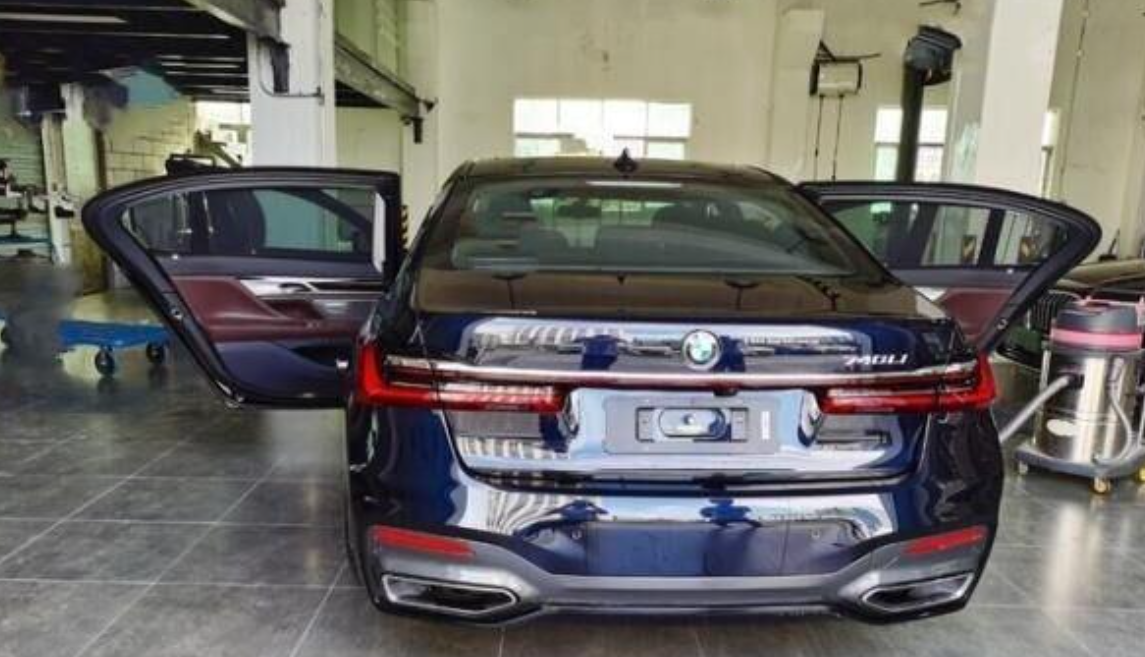 『起亚汽车』以前是30岁男人的梦想车，现在跌了16.82万，比奔驰S级火