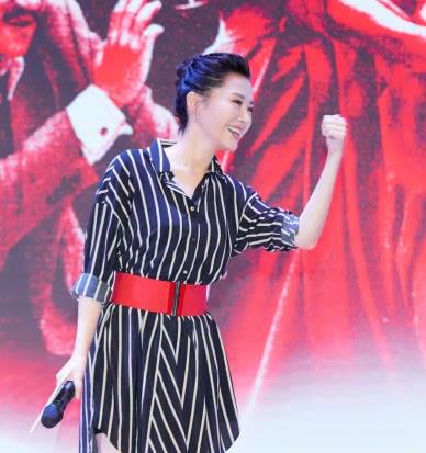 49岁许晴穿灰色连体裤亮相，穿出时尚大片感，网友：气质真好